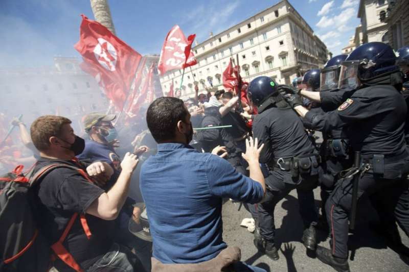 cariche davanti a palazzo chigi sit in protesta trasporto merci 1