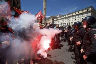 cariche davanti a palazzo chigi sit in protesta trasporto merci