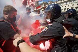 cariche davanti a palazzo chigi sit in protesta trasporto merci