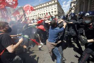 cariche davanti a palazzo chigi sit in protesta trasporto merci 3