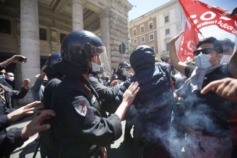 cariche davanti a palazzo chigi sit in protesta trasporto merci 6