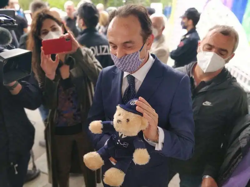 Cirio con un pelouche per Eitan