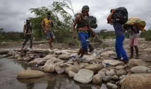 Contrabbandieri attraversano il confine col Venezuela