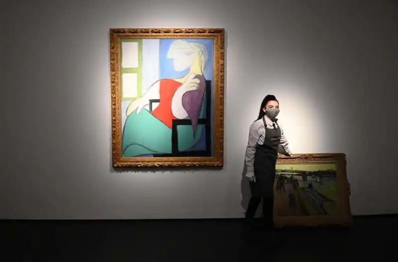 donna seduta vicino a una finestra picasso 3