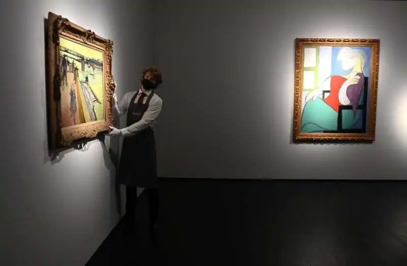 donna seduta vicino a una finestra picasso 9