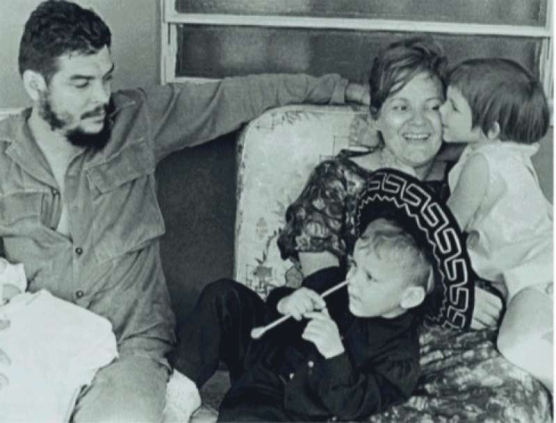 ERNESTO CHE GUEVARA CON LA MOGLIE E I FIGLI CAMILO E ALEIDA