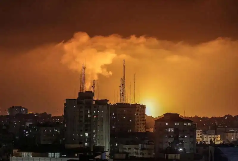 fiamme e fumo per i raid israeliani su gaza