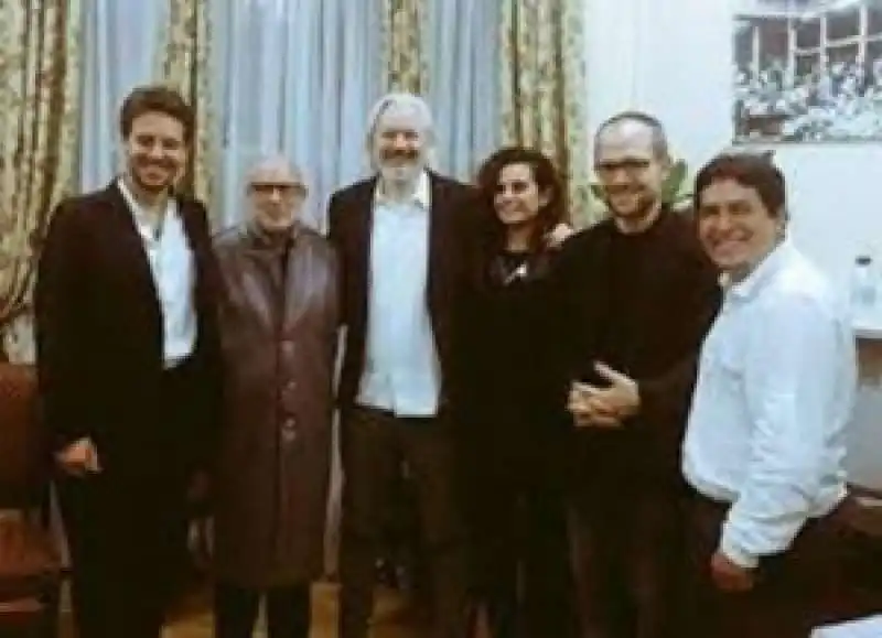 francesca bria con il marito e julian assange