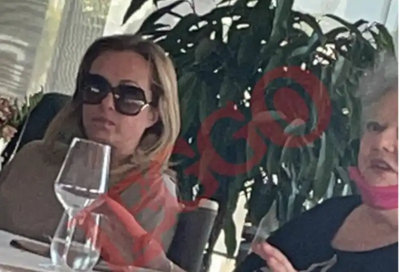 giorgia meloni a pranzo a ostia con la mamma