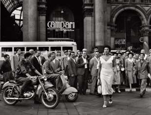 gli italiani si voltano foto di mario de biasi