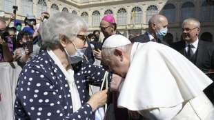 il papa bacia il tatuaggio della sopravvissuta di auschwitz 1