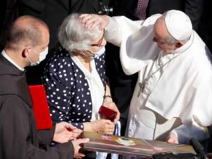 il papa bacia il tatuaggio della sopravvissuta di auschwitz 3