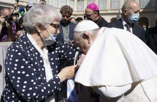 il papa bacia il tatuaggio della sopravvissuta di auschwitz 5