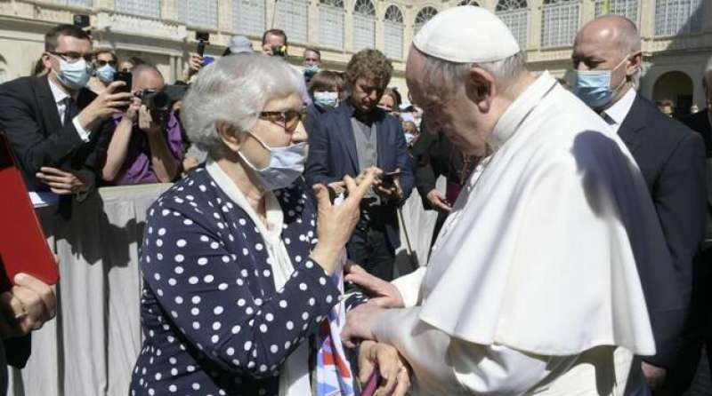 il papa bacia il tatuaggio della sopravvissuta di auschwitz 6