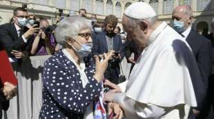 il papa bacia il tatuaggio della sopravvissuta di auschwitz 6