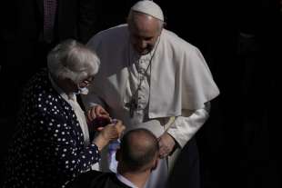 il papa bacia il tatuaggio della sopravvissuta di auschwitz 7