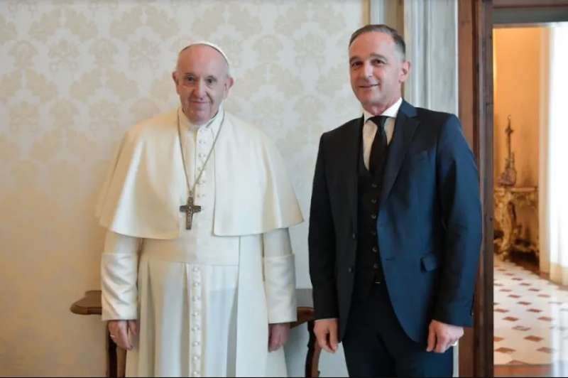 il papa col ministro degli esteri tedesco Heiko Maas