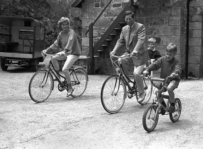 il principe carlo e diana in bici con william e harry 1