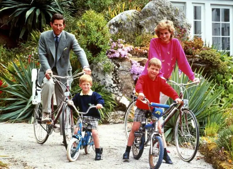 il principe carlo e diana in bici con william e harry 2