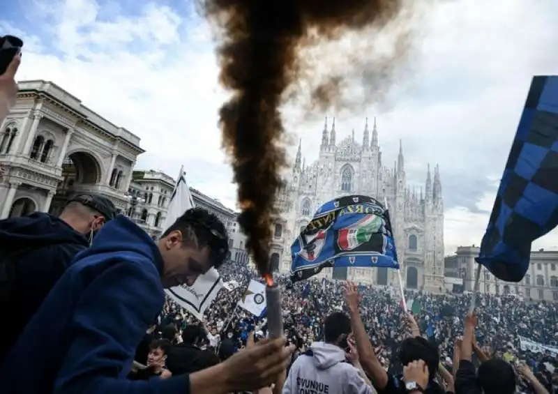 inter festa piazza duomo 77