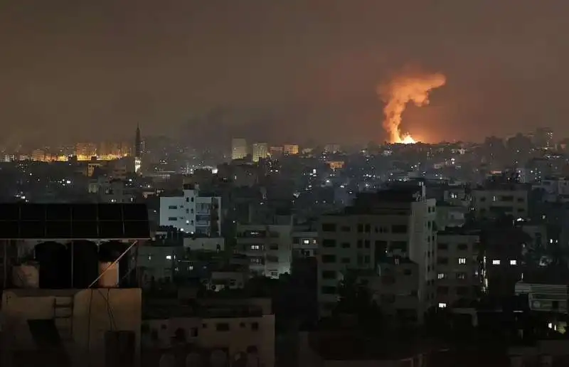 israele attacca la striscia di gaza 17