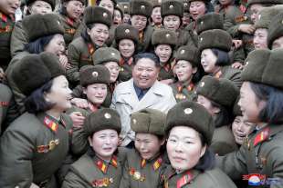 kim jong un beato tra le donne