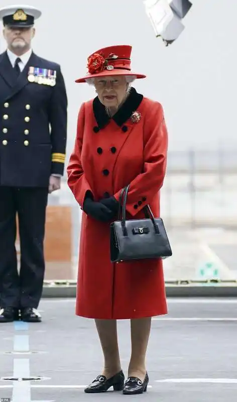 la regina elisabetta visita la portaerei della royal navy 