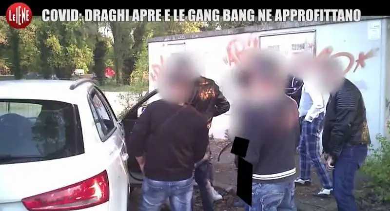 le iene interrompono una gang bang in lombardia 20