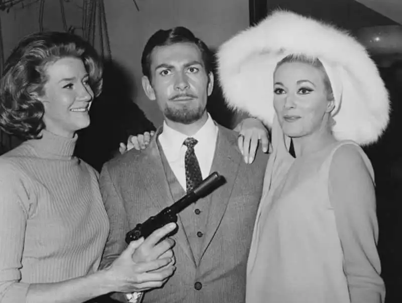 lois maxell neil connery daniela bianchi