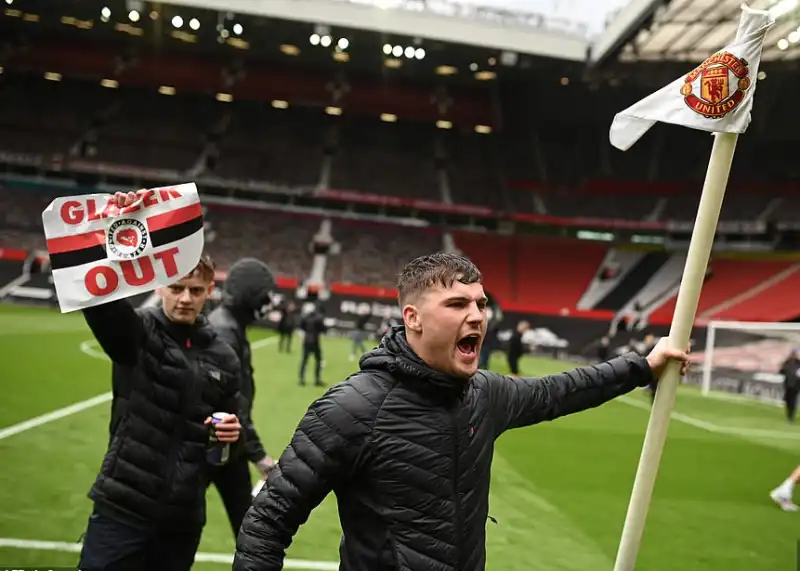 manchester united tifosi protestano contro glazer