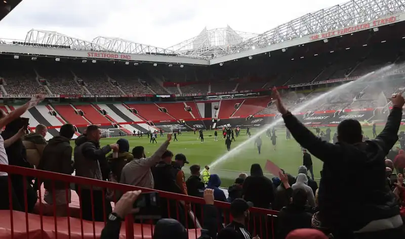 manchester united tifosi protestano contro glazer