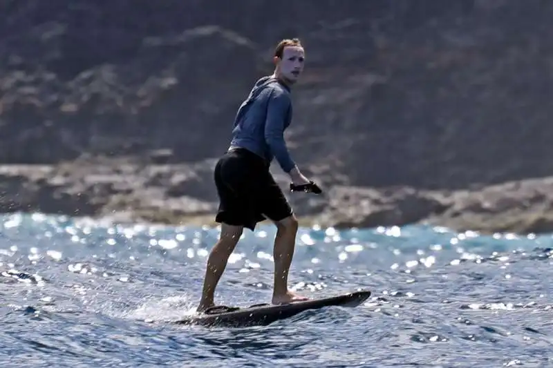 mark zuckerberg alle hawaii con troppa crema solare