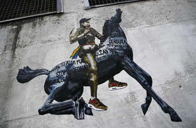 murales con fedez sul cavallo della rai  