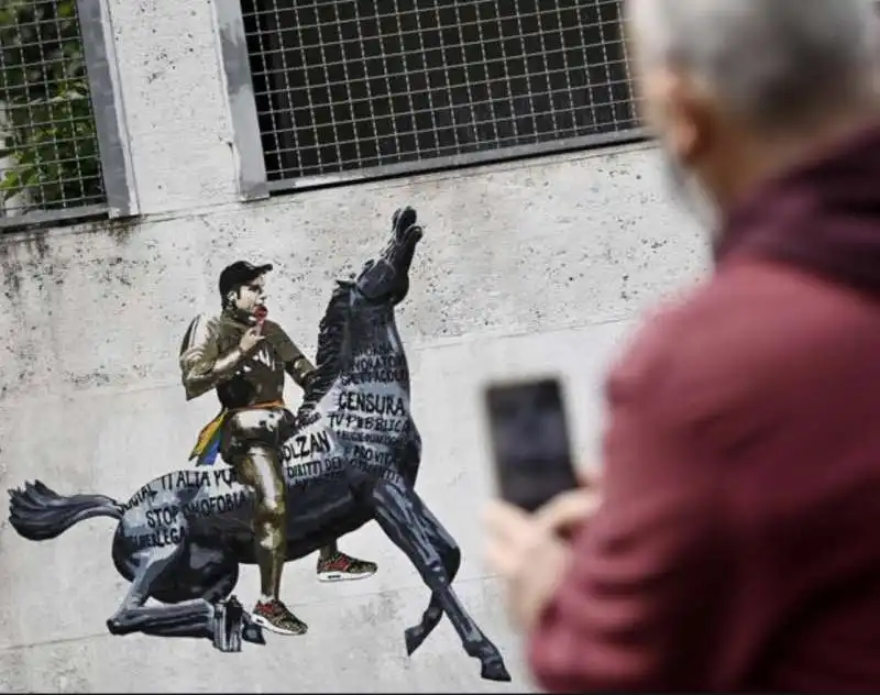 murales con fedez sul cavallo della rai  2