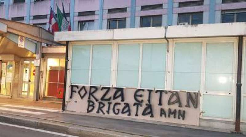 striscione fuori dall'ospedale