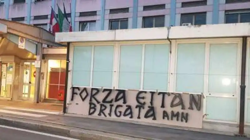 striscione fuori dall'ospedale