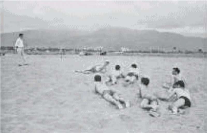 pier paolo pasolini sulla spiaggia del cinquale, in versilia - foto paolo di paolo