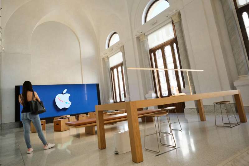 primo giorno di apertura apple store in via del corso a roma 10