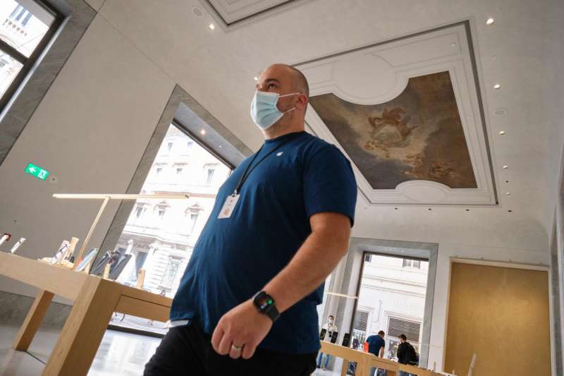 primo giorno di apertura apple store in via del corso a roma 12