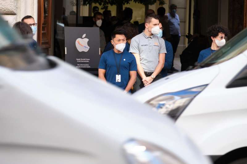 primo giorno di apertura apple store in via del corso a roma