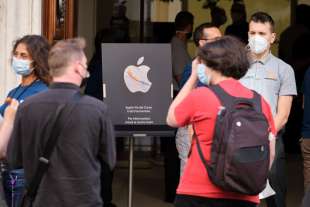 primo giorno di apertura apple store in via del corso a roma