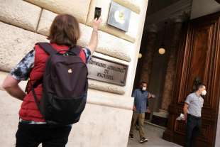 primo giorno di apertura apple store in via del corso a roma 2