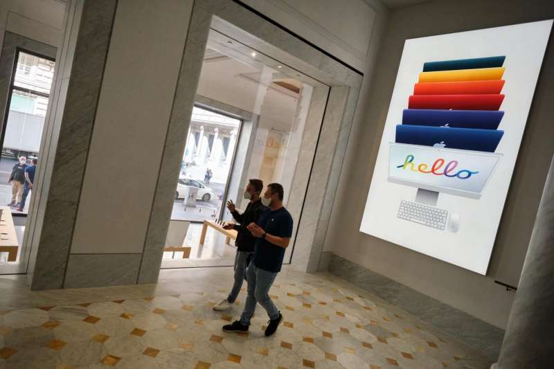 primo giorno di apertura apple store in via del corso a roma 6