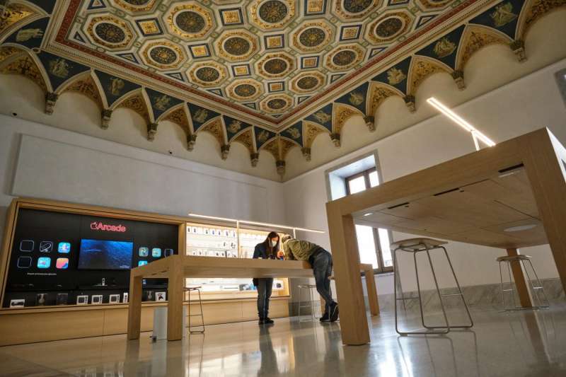 primo giorno di apertura apple store in via del corso a roma 8