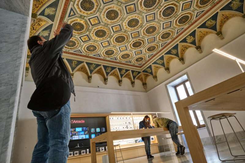 primo giorno di apertura apple store in via del corso a roma 9