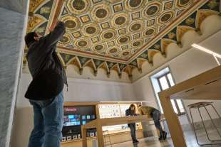 primo giorno di apertura apple store in via del corso a roma 9