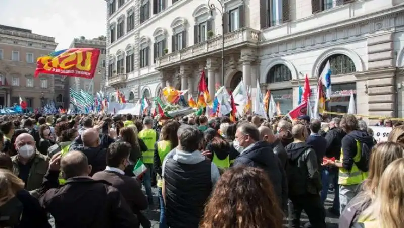 protesta dei sindacati per la fine del blocco ai licenziamenti