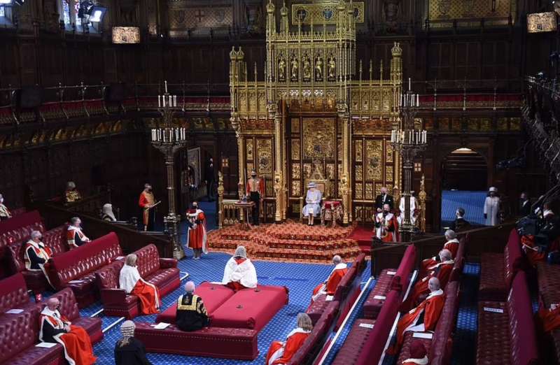 regina elisabetta allo state opening of parliament 1