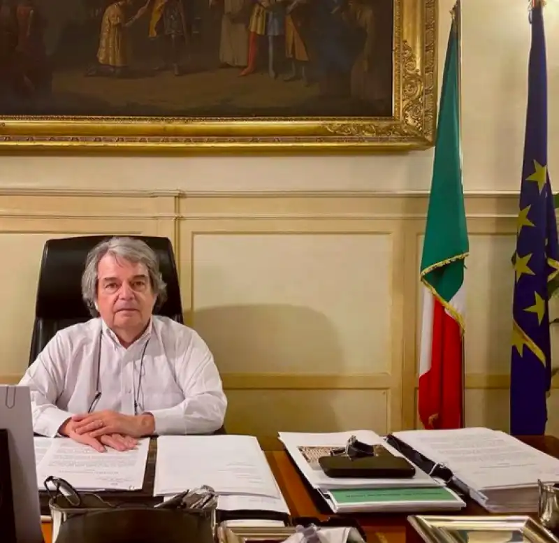 RENATO BRUNETTA NEL SUO UFFICIO