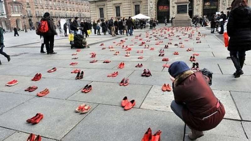 Scarpe rosse contro la violenza